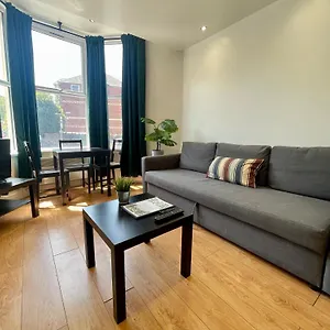 Relax In A Modern By The Centre & Bute Park Apartment