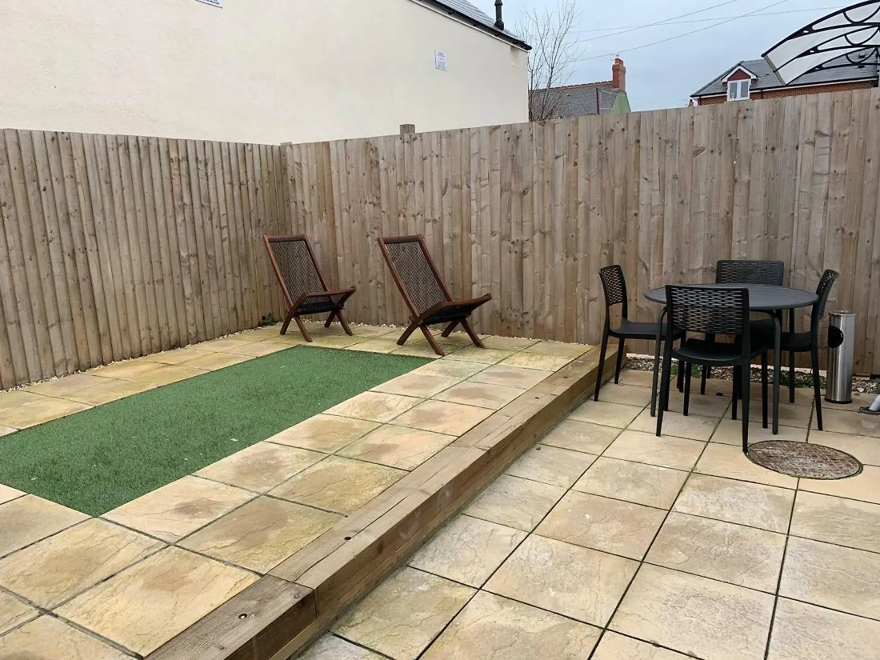 Aaron Wise - Victoria House Apartment Cardiff 0*,
