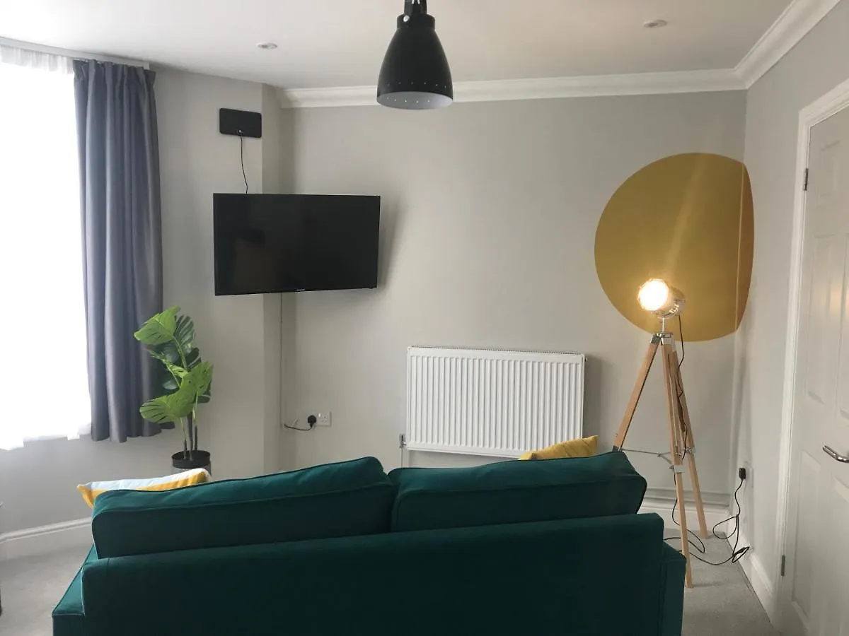 Aaron Wise - Victoria House Apartment Cardiff 0*,
